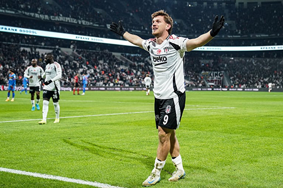 Beşiktaş altyapısından yetişen ve geçen sezonki başarılı performansıyla dikkat çekse de bu sezon beklentilerin gerisinde kalan Semih Kılıçsoy, kariyer planlamasıyla ilgili çarpıcı bir hamleye imza attı.<br>