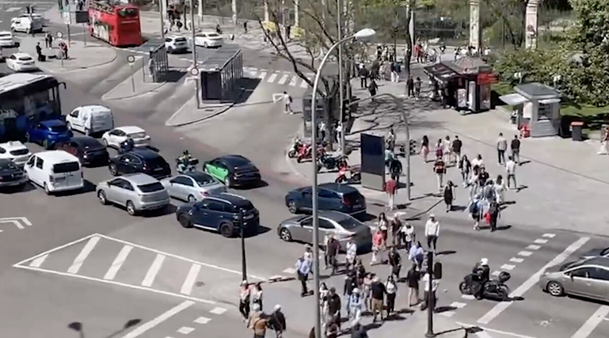 İspanya'daki demir yolu firması Renfe de yerel saatle 12.30 sularında ülkedeki "Ulusal Elektrik Şebekesinin kesilmesi" nedeniyle tren seferlerinin duraksadığını açıkladı.