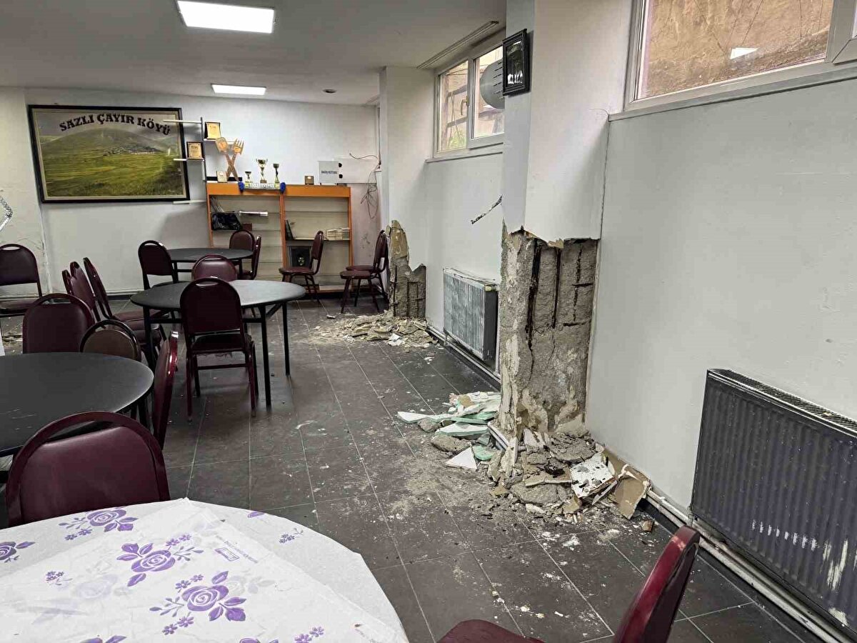 "Bütün daireler dolu insanlar endişeli"<br><br>Kolon demirlerinin fosil haline geldiğini söyleyen Serhat Çelik, "Yetkililer gelip analiz yaptılar. Henüz bir şey söylemediler. Biz dernek yöneticisiyiz üyelerimizi buraya sokmuyoruz. Burası bodrum kat üst katlarda 14 tane daire var. Buranın tahliye edilmesi lazım. Bütün daireler dolu. İnsanlar endişeli. Demir fosilleşmiş. Beton olayı yok bu toz. Toprak bile böyle değil. İçindeki kolon tamamen gitmiş. Çamaşır teli daha sağlam. Yetkililerin bir an önce müdahale etmesini istiyoruz" dedi.