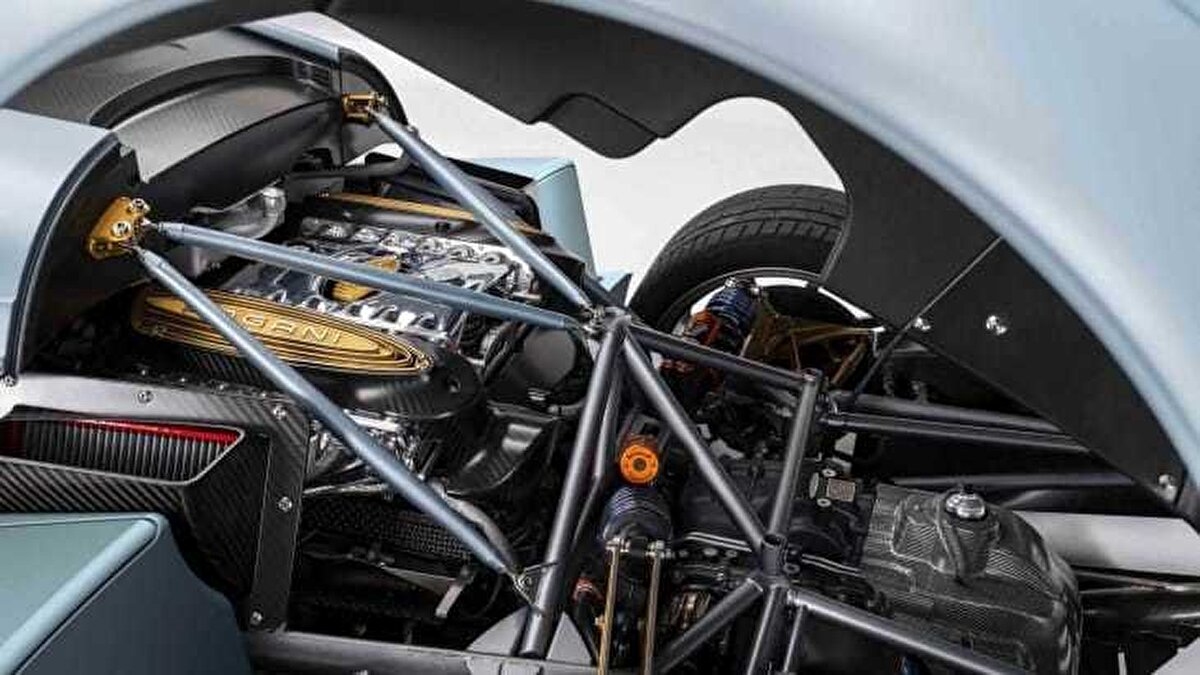 1280 kg ağırlığıyla Codalunga hafif yapısı ve aktif aerodinamik özellikleriyle dikkat çekiyor. Titanyum egzoz sistemi, beyaz seramik kaplaması ile vintage yarış stili sunuyor. İç mekan klasik otomotiv üretim tekniklerine vurgu yapan yaşlandırılmış süet deri ve açıkta bırakılan karbon fiber detaylarla tamamlanıyor. Bu özel model Pagani’nin sanat ve bilimi birleştirme konusundaki ustalığını simgeliyor.