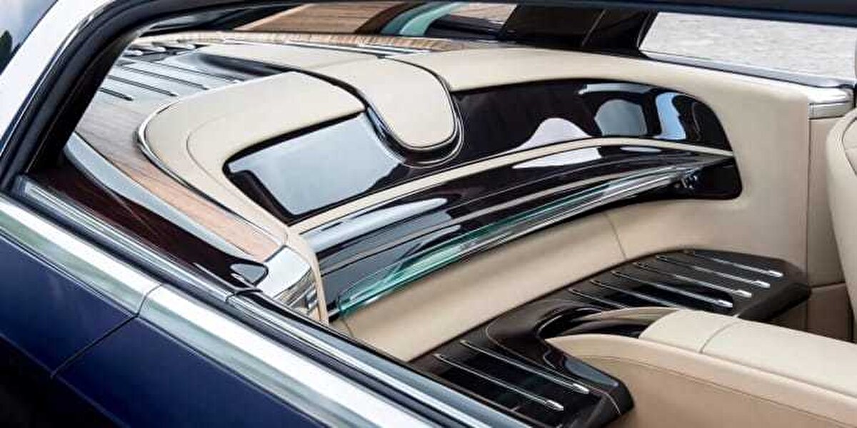 Aracın dış tasarımı akıcı bir tavan çizgisi ve Rolls-Royce’un karakteristik coupe formu ile dikkat çekiyor. Rolls-Royce Sweptail 2017’de Villa d’Este’deki Concorso d’Éleganza’da ilk kez sergilendiğinde dünyanın en pahalı otomobili unvanını elde etmişti. Bu eşsiz model kişiye özel otomobil lüksünün ne anlama geldiğini gösteren bir sanat eseri.