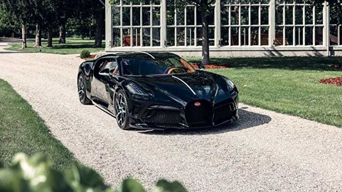 Jean Bugatti’nin kayıp Bugatti Type 57 SC Atlantic’ine ithafen üretilen Bugatti La Voiture Noire markanın Molsheim tesislerinden çıkan en özel ve arzu edilen modellerden biri. Karbon fiber tek parça gövdeye sahip bu hiper otomobil Chiron’un ünlü W16 motoruyla donatılmış olup altı egzoz çıkışı ve özel bir arka tasarıma sahiptir. İç mekanda Havana kahverengisi deri ve gül ağacından yapılmış vites topuzu gibi lüks detaylar öne çıkıyor.