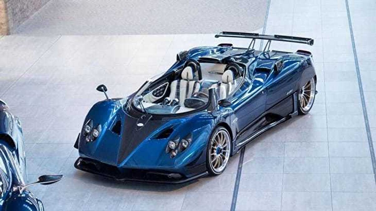 Pagani Zonda HP Barchetta, Horacio Pagani’nin kendisi için tasarladığı özel bir model olarak markanın İtalyan sanatını ve yüksek otomotiv mühendisliğini nasıl harmanladığının bir göstergesi. Bu özel model AMG’nin 760 beygir gücünde V12 motorunu barındırarak performansını zirveye taşıyor. Yalnızca üç adet üretilen Zonda HP Barchetta koleksiyon değeri yüksek nadir modellerden biri. Bu araç Zonda projesinin 18 yıllık üretim sürecinin bir anıtı olarak öne çıkıyor.