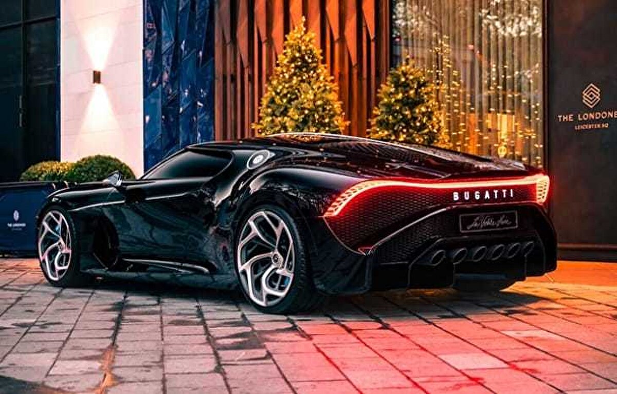 La Voiture Noire hızı, lüksü ve otomotiv yüksek modasını birleştirerek klasik Bugatti mirasına modern bir dokunuş katıyor. Dünya Savaşı sırasında kaybolan orijinal modelin hikayesi ile özdeşleşen bu araç hem geçmişe bir saygı duruşu hem de Bugatti’nin modern inovasyon gücünün bir kanıtı niteliğinde.