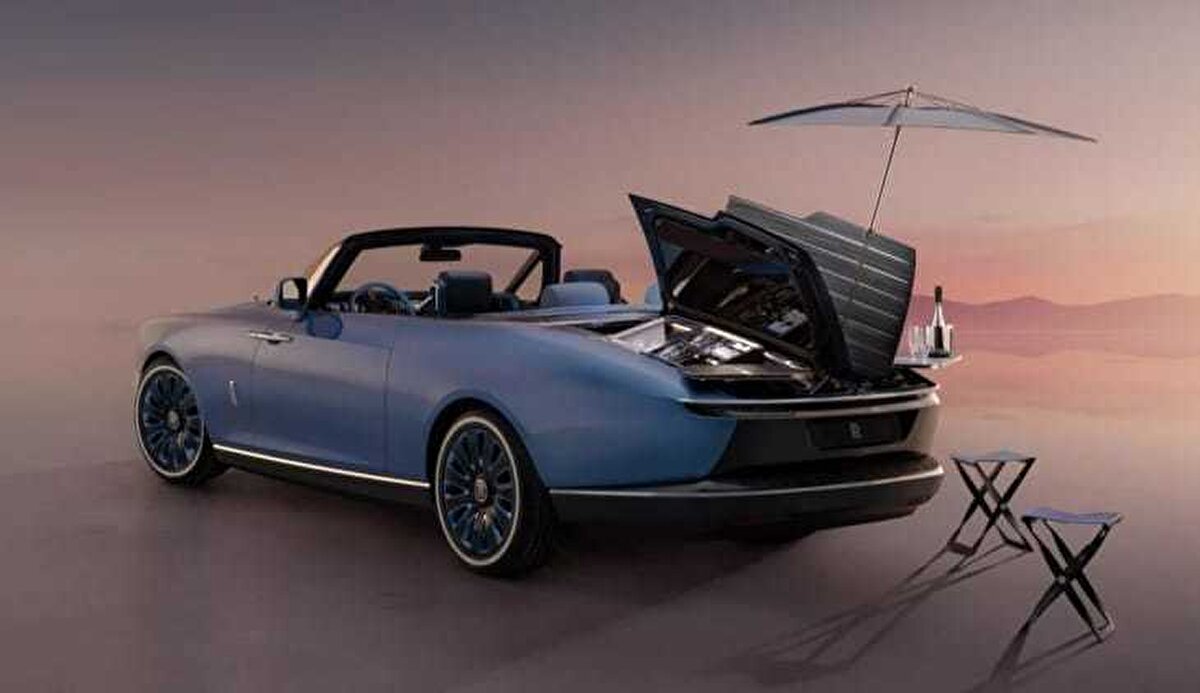 Boat Tail’in bir başka eşsiz özelliği ise Rolls-Royce ile ünlü saat markası Bovet arasındaki işbirliğinden doğan çift taraflı ve çıkarılabilir saatler. Bu saatler hem takılabiliyor hem de arabanın konsoluna yerleştirilebiliyor. Montblanc kalem ve el yapımı bir kılıf içinde saklanan guilloché desenli düğmeler gibi lüks dokunuşlar Boat Tail’i otomobil dünyasının en nadide parçalarından biri yapıyor.