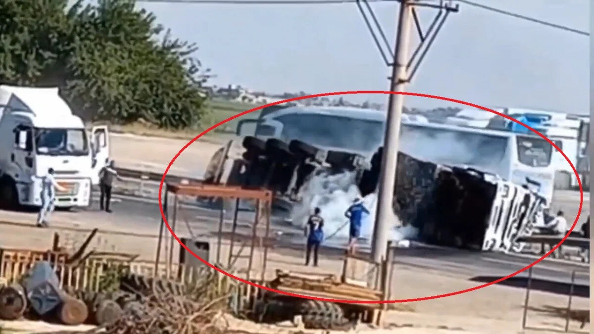 Bugün öğleden sonra, Mardin’in Nusaybin ilçesine bağlı Duruca Mahallesi yakınlarında, Uluslararası İpekyolu üzerinde, akaryakıt taşıyan 47 ADG 259 plakalı tanker, sürücüsü Muhammed Miraç Sidar’ın (52) iddiaya göre lastiğinin patlaması sonucu kontrolden çıkarak bariyerlere çarptı ve devrildi. Çarpmanın etkisiyle bariyer tankerin kupa kısmına girdi.