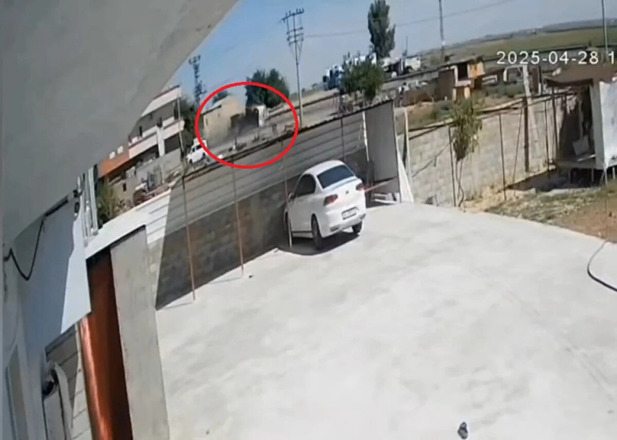 O sırada dumanı gören çevredeki vatandaşlar, yakınlardaki iş yerlerinden temin ettikleri hortumlarla yangın söndürme çalışmalarına başladı. Olayın ihbar edilmesi üzerine itfaiye, sağlık ve jandarma ekipleri hızla bölgeye sevk edildi.<br><br>SÜRÜCÜ HAYATINI KAYBETTİ<br><br>Kazada sürücü Muhammed Miraç Sidar hayatını kaybederken, yanında bulunan Muhammed Yusuf İmrak (19) ise yaralandı. İmrak, ambulansla Nusaybin Devlet Hastanesi’ne kaldırıldı. O anlar güvenlik kameralarına yansıdı. Kaza ile ilgili soruşturma başlatıldı.