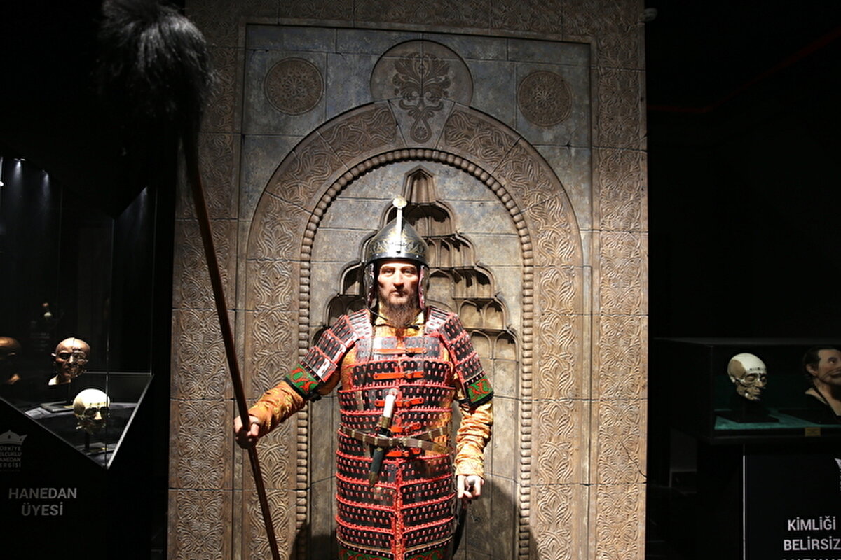 Taş, silikon heykel çalışma kapsamında, beden bütünlüğü yeniden sağlanan Anadolu Selçuklu sultanlarının yeniden yüzlendirmesini yaptıklarını kaydetti.<br><br>Projenin, çok uzun soluklu ve alanında uzman kişilerce ele alındığını belirten Taş, "Selçuklu sultanlarından alınan DNA örnekleri İstanbul Adli Tıp Kurumuna gönderildi. Orada sultanların soy bağları, fenotipleri (genetik ve fiziksel özellikler) belirlendi. Yapılan tespitlerle baba-oğul, dede-torun ilişkileri, ırk bağları ve buna bağlı doku kalınlıkları ile uzunlukları da tespit edildikten sonra yüzlendirmeleri yapıldı." diye konuştu.