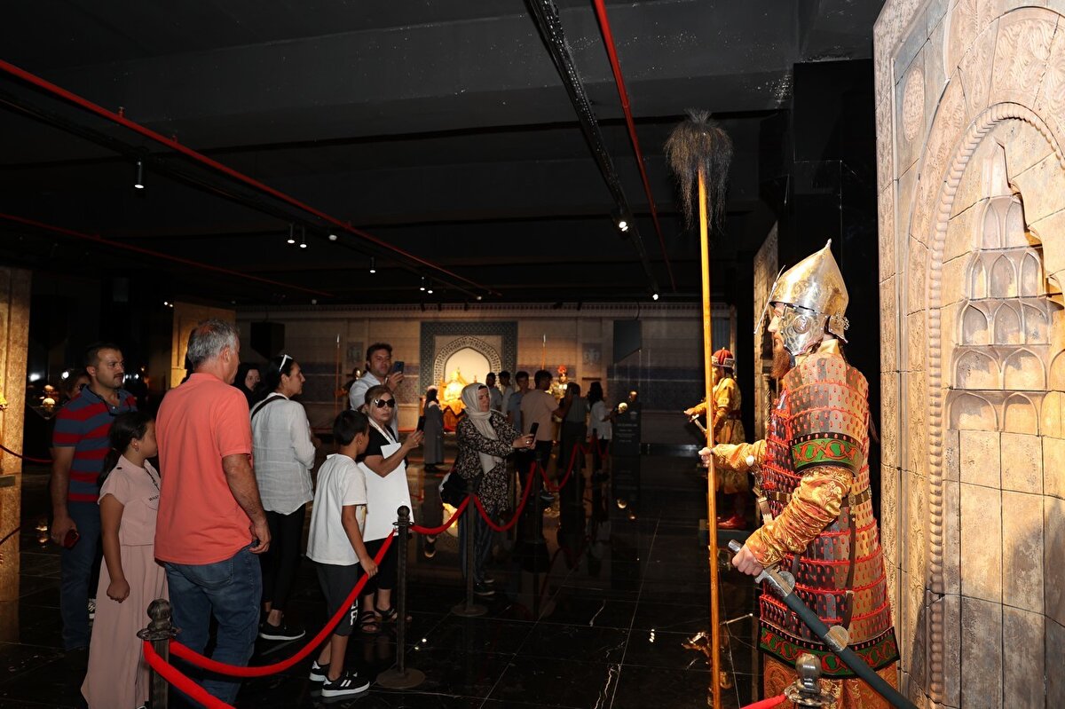 "Türkiye Selçukluları Konya Hanedan Türbesindeki Naaşların Tanzimi Projesi" kapsamında yüz ve beden gerçekliklerine uygun silikon heykelleri ekibiyle 6 yılda tamamlayan Gazi Üniversitesi Eğitim Fakültesi Güzel Sanatlar Bölümü Öğretim Üyesi Prof. Dr. Mutluhan Taş, bu süreçte hanedan üyeleri hakkında tarihi ve genetik bilgilere ulaştı.<br><br>Çalışmalar çerçevesinde yapılan 12'si sultan 17 hanedan üyesinin silikon heykeli, Konya Büyükşehir Belediyesinin Dar-ül Mülk Sergi Sarayı'nda yaklaşık 2 yıldır ziyaret ediliyor.