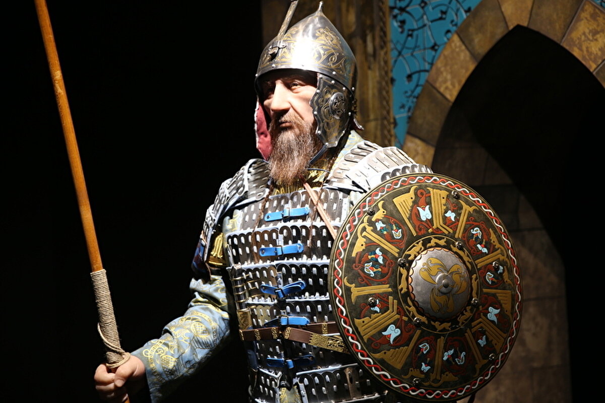 Hastalıkları ve ölüm nedenleri de tespit edildi<br>Çalışmalarda, Anadolu Selçuklu sultanlarının hastalıkları ve ölüm nedenleri gibi birçok ayrıntının tespit edildiğini dile getiren Taş, şöyle konuştu:<br><br>"Anadolu Selçuklu Devleti tarihinin birincil kaynak yazarı olarak gösterilen İbni Bibi'nin kitabı ile Bizans tarihçilerinin betimlemelerine göre, 2. Kılıçarslan'ın çok kısa boylu olduğuna dair kayıtlar var. Halbuki 2. Kılıçarslan'ın 1 metre 83 santimetre boyunda olduğu, ilerleyen yaşlarda kemik yapısı değiştiğinden dolayı kamburlaşarak boyunun daha kısa algılandığı ortaya çıktı. 1. Gıyaseddin'in, Bizans tarihçilerine göre bir Bizans şövalyesi tarafından başı kesilerek şehit edildiği bilgisi var ama biz bu çalışmayla savaşta arkadan saldırılarak şehit edildiğine ulaştık. Kösedağ Savaşı'nı kaybeden 2. Gıyaseddin'in ise genetik birçok rahatsızlığının olduğunu, romatoid artrit (eklemleri etkileyen uzun süreli bir otoimmün hastalık) nedeniyle kafatası formunda ciddi sıkıntılar oluştuğu gibi birçok bilgiye ulaştık."