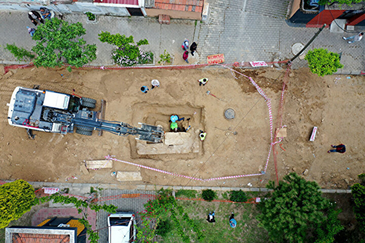 Aydın Büyükşehir Belediyesinin 25 Nisan'da Efeler ilçesi Kemer Mahallesi'nde yaptığı yol yenileme çalışması sırasında insan kemiklerine rastlanılması üzerine çalışmalar durduruldu.<br><br>