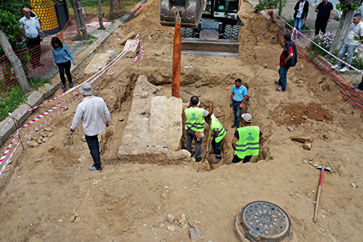Dron ile görüntülenen alanda "oda mezar" yapısına rastlanıldığı, mezarın Roma dönemine ait olduğu değerlendirildiği öğrenildi.<br><br>