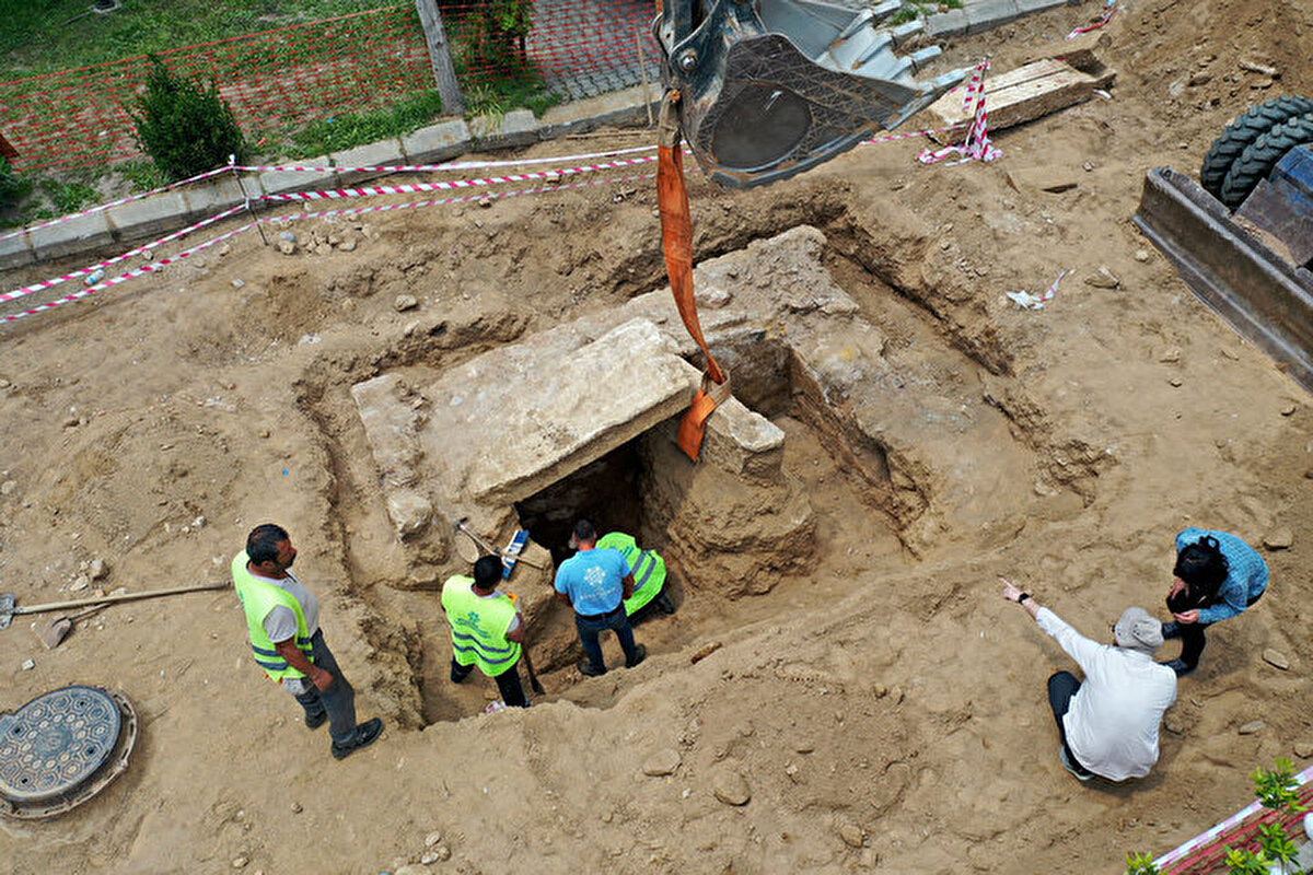Bölge arkeolojik sit alanı olması nedeniyle Aydın Müze Müdürlüğü ekiplerinin, yürüttüğü kazı çalışmalarında yaklaşık 2 metre derinlikte, küpler içerisinde 3 insana ait olduğu değerlendirilen kemik ve kül kalıntıları bulundu.<br><br>