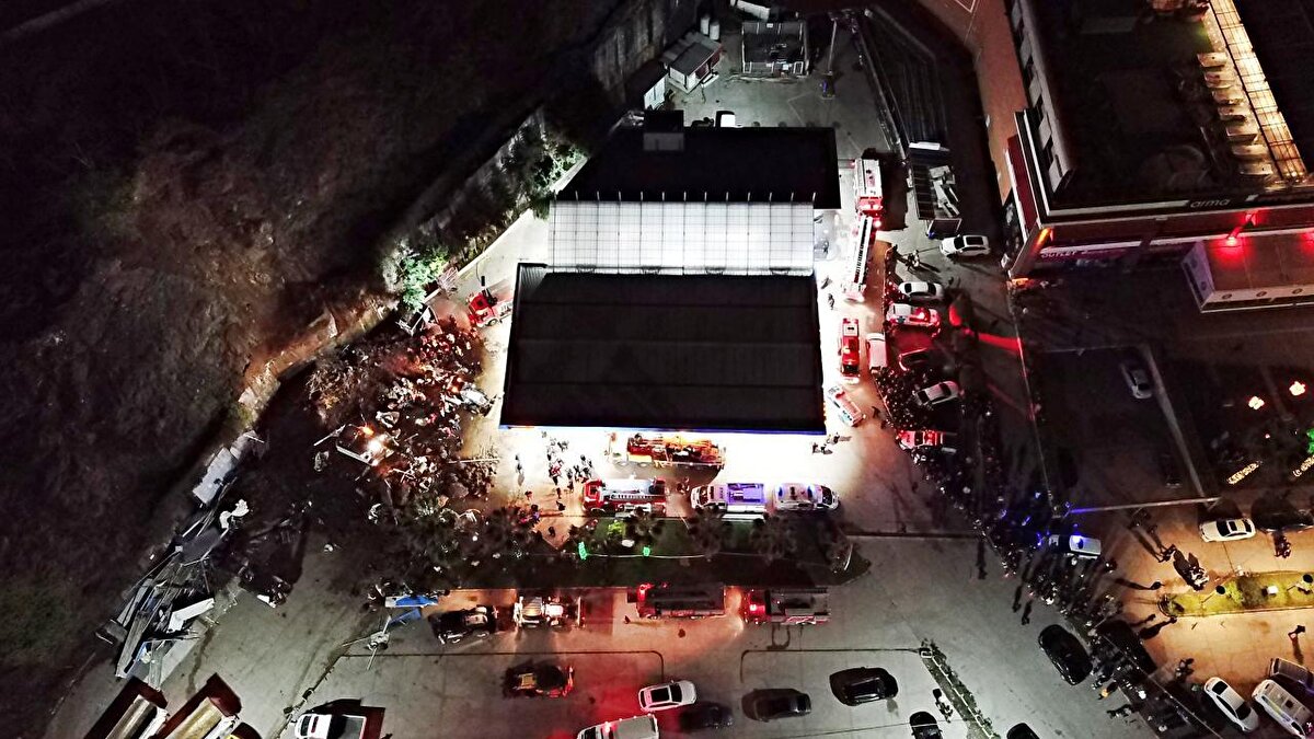 Olay, saat 23.20’de Canik ilçesi Toptepe Mahallesi’nde Lovelet AVM yanındaki bir akaryakıt istasyonunda meydana geldi. Edinilen bilgiye göre, dağdan kopan toprak ve kaya parçaları akaryakıt istasyonunun oto yıkama kısmına düştü.