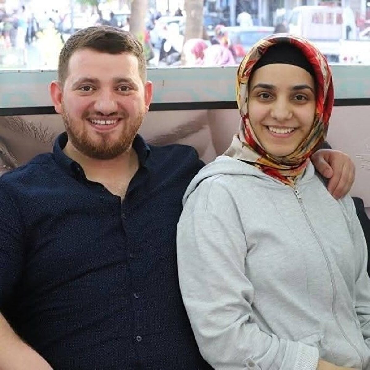 Samsun Valisi Orhan Tavlı, “Heyelanda aynı aileden 4 kişi göçük altında kaldı. Anne yaralı olarak kurtarılmıştı. Annenin ayaklarında kırık var, hayati tehlikesi yok. Göçük altında kalan diğer 3 kişiye de ulaştık. Baba ve 2 çocuğunun cansız bedenleri göçükten çıkartıldı” dedi.