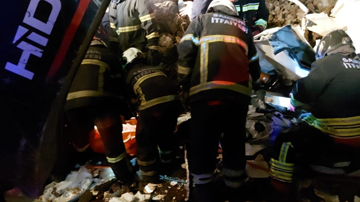 İş makinelerinin desteğiyle yapılan çalışmalarda önce göçük altında kalan araca ulaşıldı. Araçta yapılan incelemede, baba Adem Kaya (36) ile çocukları Açelya (5) ve Alya Kaya’nın (7) hayatlarını kaybettiği belirlendi. Cansız bedenler araçtan çıkarılarak Samsun Adli Tıp Grup Başkanlığına gönderildi. Öte yandan Kaya ailesinin yaklaşık 1 yıl önce İstanbul’dan Samsun’a taşındığı ve baba Adem Kaya’nın bir silah fabrikasında çalıştığı öğrenildi.