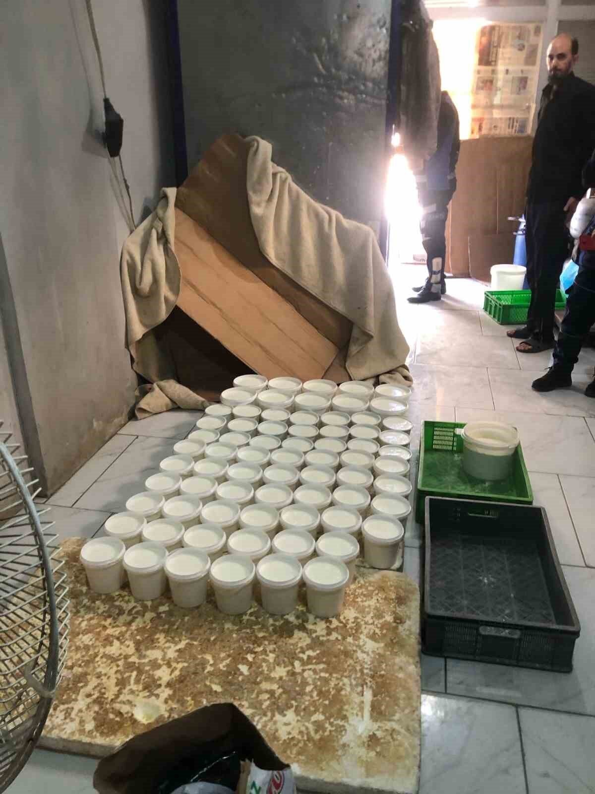 Yapılan denetimlerde sağlıksız şartlarda üretilen toplam 220 kilogram süt ve süt ürünleri toplanarak imha edildi.