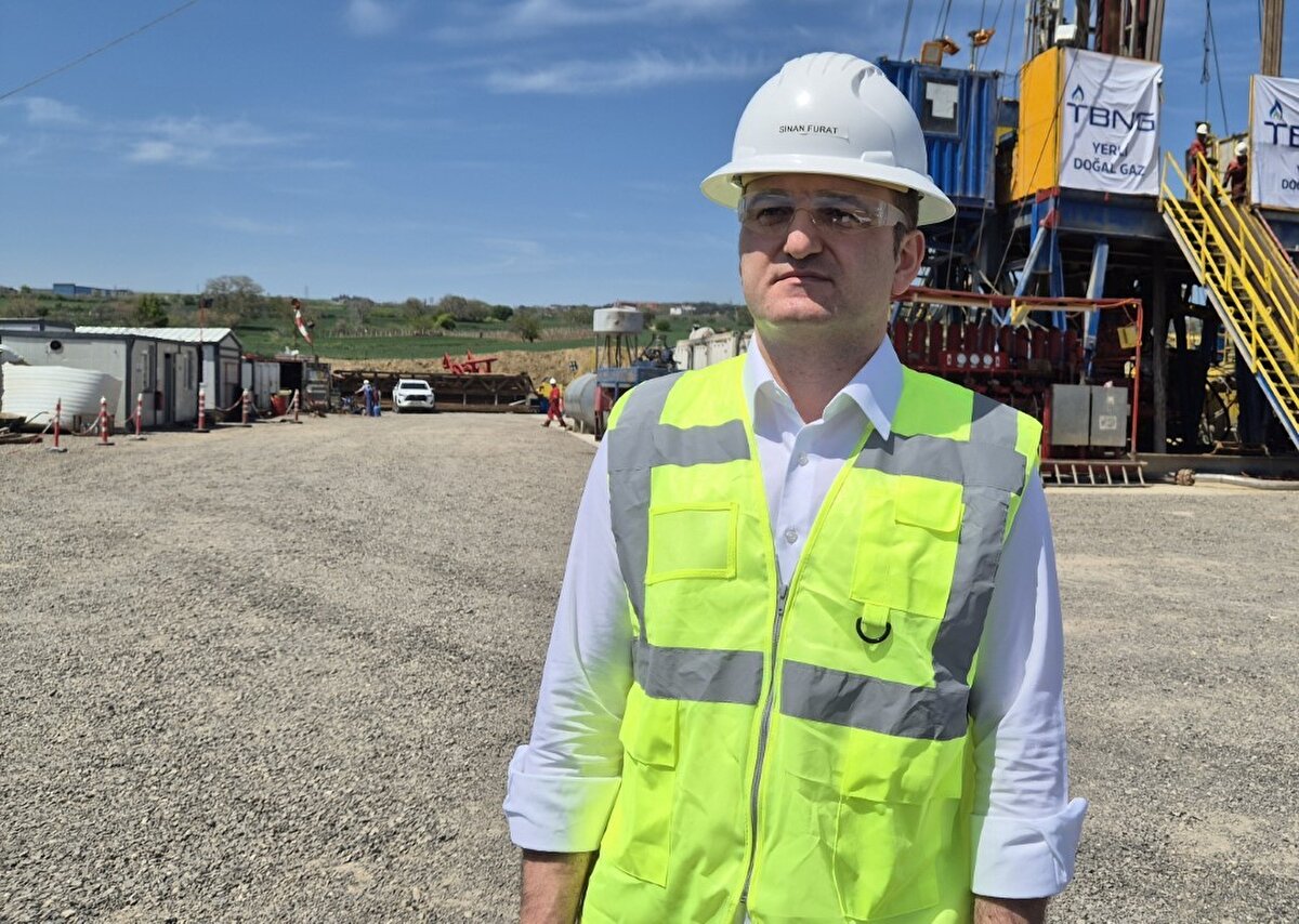 "Günlük 20 bin metreküp doğal gaz hedefliyoruz"<br><br>Firma Üst Yöneticisi (CEO) Sinan Furat yaptığı açıklamada şunları söyledi:<br><br>"Şirketimizin şu anda 2025 sondaj programındaki 3. lokasyonu olan TDR-24 lokasyonundayız. Burada sondaja başlamış bulunuyoruz. Hedefimiz, bin 300 metre derinlikten günlük 20 bin metreküp doğal gaz üretmek. Günlük 20 bin metreküp, yaklaşık 8-9 bin konutun gaz tüketimine eş değer. Halihazırda günlük 200 bin metreküp üretimimizle zaten yaklaşık 80 bin konutun tüketimine eşdeğer bir üretimi aktif olarak sağlamış durumdayız. 2025 yılı sondaj programımız, 4 kuyuluk bir program. Buradan sonra 4. kuyumuza geçmiş olacağız. Trakya’da yaklaşık 40 yıldır doğal gaz üretimi yapıyoruz. Şu ana kadar 500’ün üzerinde kuyu açmış durumdayız. Ülkemizin yıllık doğal gaz ihtiyacı bizim gibi özel sektör firmalarının ve milli gururumuz TPAO’nun yaptığı yerli üretimlerle karşılanıyor. Trakya, uzun zamandır doğal gaz üretiminin yapıldığı değerli bir bölge. Avrupa’ya geçiş yolu üzerinde olması ve petrol boru hatlarının güzergahında bulunması, Trakya’yı ve Tekirdağ’ımızı ayrıca önemli bir hale getiriyor. İnşallah yerli üretim doğal gaz miktarımızı daha da artıracağız. Tekirdağ Süleymanpaşa ilçesine bağlı Karadeniz Mahallesi’ndeki kuyu çalışmalarımız devam edecek."
