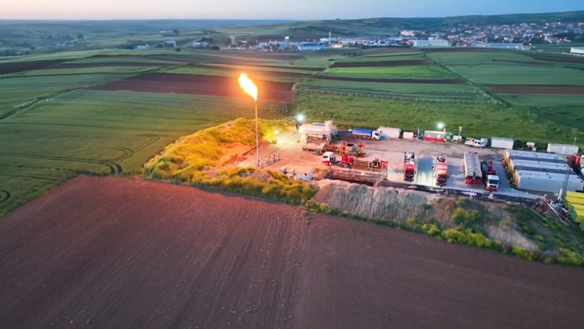 Cumhurbaşkanlığı Yatırım Ofisi’nin çalışmaları neticesinde, TPAO’nun ardından özel sektör bazında da doğal gaz arama ve üretim faaliyetleri sürüyor. Bu çerçevede TBNG, günlük 1 milyon 500 bin metreküp kapasiteli işletme tesisi ve bin 650 kilometrekareden fazla alanı kapsayan 17 lisansla bölgede çalışmalarını aralıksız devam ettiriyor. Firma, 40 yılda bölgede 430’dan fazla kuyu açarken, toplamda 3,5 milyar metreküpten fazla üretim gerçekleştirdi. Tekirdağ ve Silivri’deki 90 kuyudan günlük 200 bin metreküp doğal gaz üretimi yapılırken, bu gaz 60 sanayi tesisine ulaştırılıyor.
