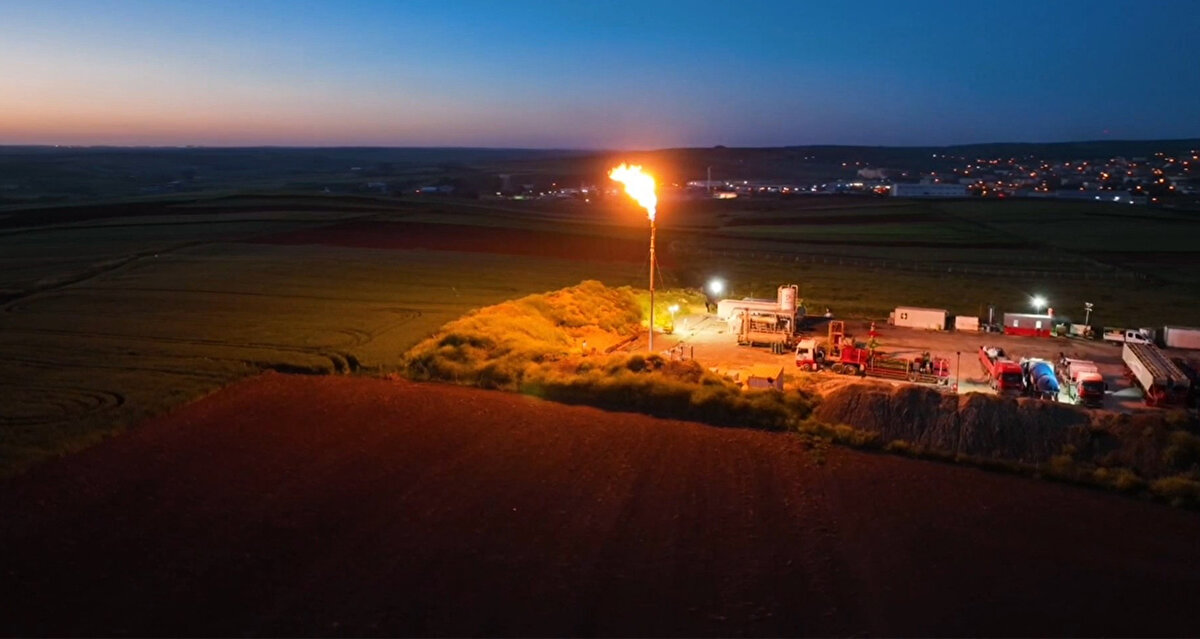 "Üretimi 100 milyon metreküpe çıkarmayı hedefliyoruz"<br>Firmanın Teknik Müdürü Gürkan Karakaya da açıklamasında şunları kaydetti:<br><br>"Üçüncü kuyumuzun sondajına başladık. 2025 yılı sondaj programımız devam ediyor. Bu yıl bölgede toplamda 4 kuyu kazmayı planlıyoruz. Üçüncüyü bitirdikten sonra 4. kule hareket edecek. 4 kuyudan sonra yıllık üretimimizi 80 milyon metreküpten 100 milyon metreküpe çıkarma hedefimiz var. Bu kuyudan günlük üretimimizi 20 bin metreküp olarak planlıyoruz. Beklediğimiz rezerv ise 10-15 milyon metreküp arasında. Trakya Bölgesi, gaz potansiyeli açısından çok üretken bir bölge. Biz de bu potansiyeli ortaya çıkarmak için en iyi sondaj lokasyonlarını değerlendiriyoruz. Buradaki sondaj çalışmamız yaklaşık 1400 metre derinliğe kadar devam edecek. Ancak sadece sığ hedefleri değil, derin hedefleri de gözeterek teknik çalışmalarımızı planlıyoruz. Trakya’da derin hedeflerde ciddi potansiyeller olduğuna inanıyoruz. Bu arama kuyuları sayesinde, derin hedefli sondaj potansiyeli ile rezervlerde ciddi bir artış bekliyoruz."