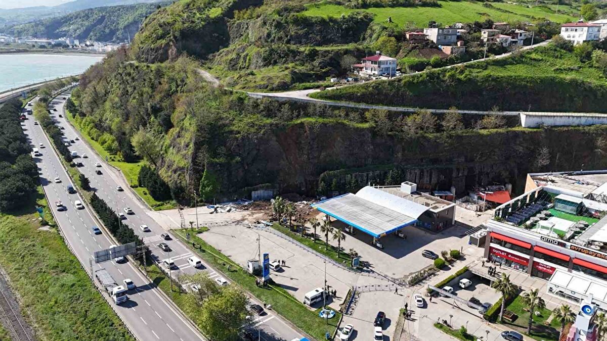 Soruşturma kapsamında hakkında gözaltı kararı verilen akaryakıt istasyonunun mesul müdürü K.Y. ile sahibi Z.G. gözaltına alındı.