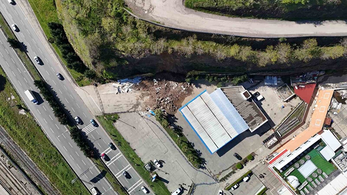 Yaralı anne Çiğdem Kaya'nın (31) Samsun Eğitim ve Araştırma Hastanesi'ndeki tedavisi sürüyor.<br><br>Hayatını kaybeden baba Adem Kaya (35) ve çocukları Ayla Kaya (7) ile Açelya Lina Kaya'nın (5) Samsun Adli Tıp Grup Başkanlığındaki otopsi işlemleri tamamlandı.