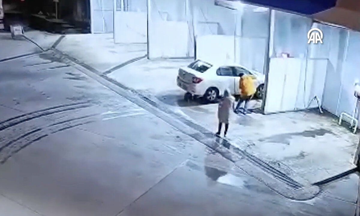 Samsun-Ordu kara yolunda bir alışveriş merkezinin yanında bulunan oto yıkama parkının bulunduğu alanda dün saat 23.00 sıralarında toprak kayması meydana gelmiş ve kaya parçaları düşmüştü.