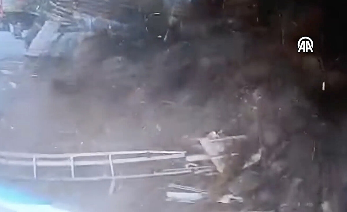 Araçlarını yıkarken kayaların ve toprağın altında kalan 4 kişilik aileden anne Çiğdem Kaya yaralı olarak kurtarılmış, baba Adem Kaya ve çocukları Ayla Kaya ile Açelya Lina Kaya hayatını kaybetmişti.