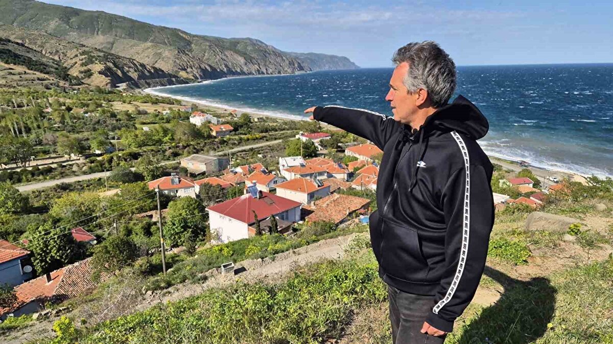 Ganos Fayı üzerinde tedirgin bekleyiş<br><br>Ganos Fayı’nın Marmara Çukuru’ndan başlayıp Saros Körfezi’ne kadar uzandığını belirten Altıntaş, bölgenin 1912 yılından bu yana büyük bir deprem yaşamadığını, ancak küçük depremler sonrasında mahallede tedirginliğin arttığını söyledi. Gaziköy’de yaşayan vatandaşlar, geçmiş deneyimlerin ve son yaşanan olayların ardından Ganos Fayı’ndaki hareketlilik konusunda daha dikkatli olduklarını ifade etti.