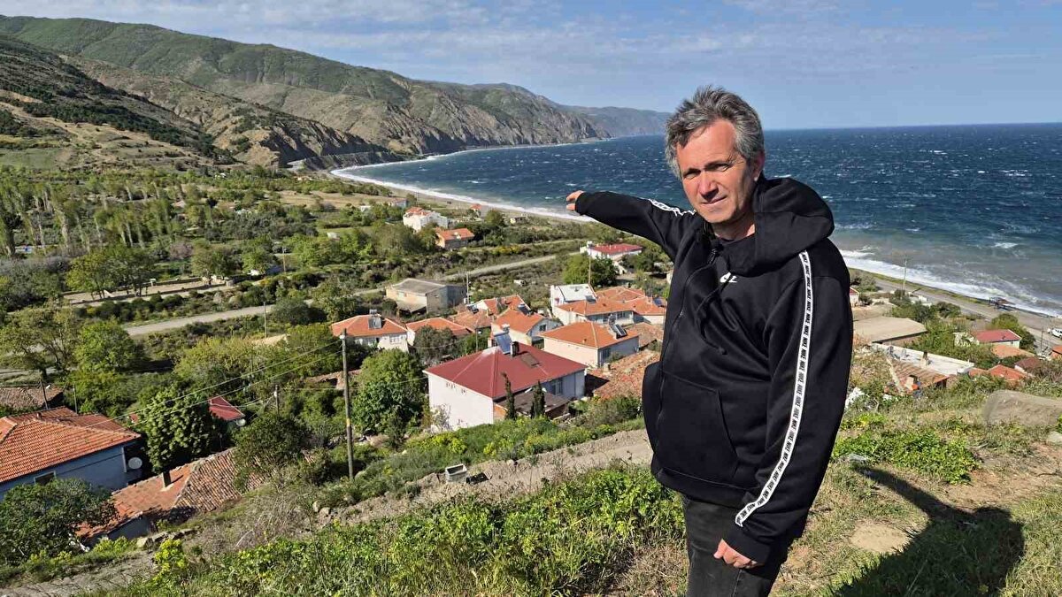 Depremden sonra endişe<br><br>Gaziköy Muhtarı Ali Altıntaş yaptığı açıklamada, "Depremden bir gün önce köyümüzde yoğun bir gaz kokusu yayıldı. Marmara Denizi’nden geldiğini gözlemledik. 2023 Ekim ayında yapılan sondaj çalışmasında çıkan gazın kokusuna benzediği için o anda fazla endişelenmedik. Ancak Silivri depremi olduktan sonra bu durum bizi düşündürdü. Çünkü o gaz kokusunun fay hattıyla ilişkili olabileceğini anladık. Kokunun etkisi 5-6 dakika sürdü" dedi.