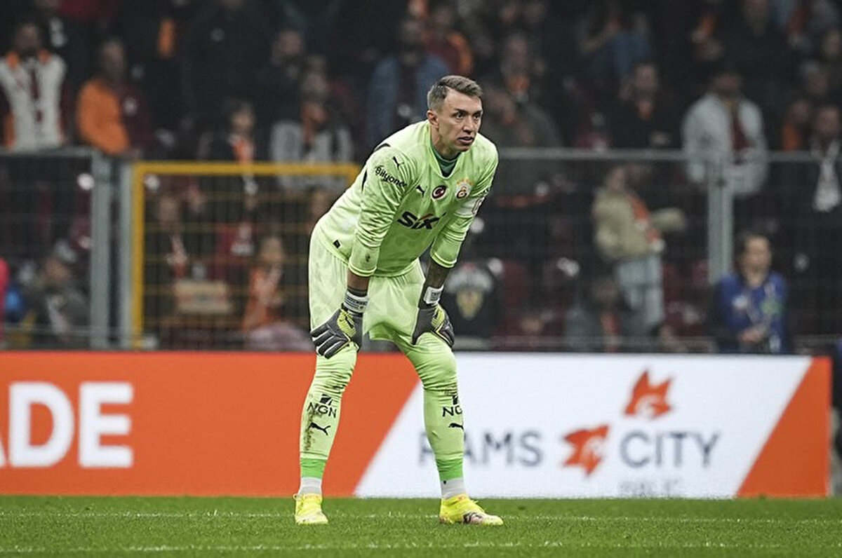 Sarı kırmızılı formayla bu sezon 39 resmi maça çıkan tecrübeli eldiven, kalesinde 52 gol görürken, 10 maçı ise gol yemeden tamamladı.<br>