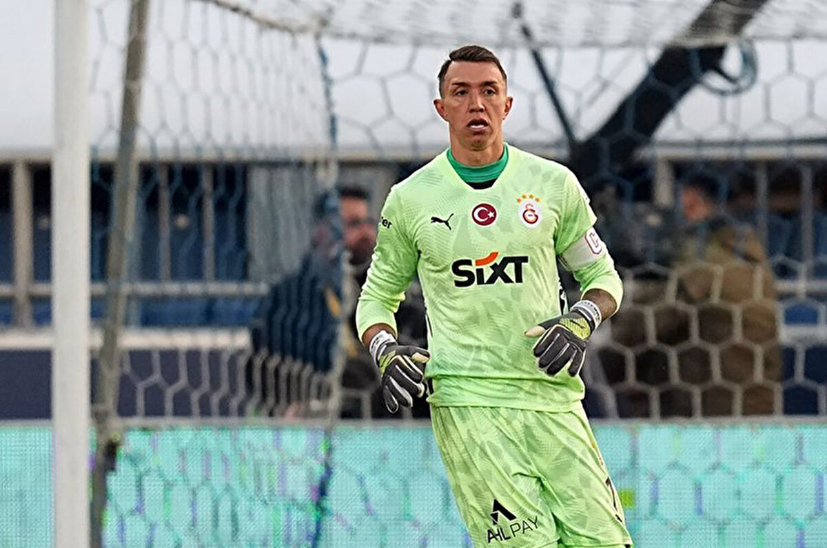 Galatasaray yönetimi ise Muslera'nın ayrılma ihtimaline karşılık kaleci arayışlarına şimdiden başladı.<br>