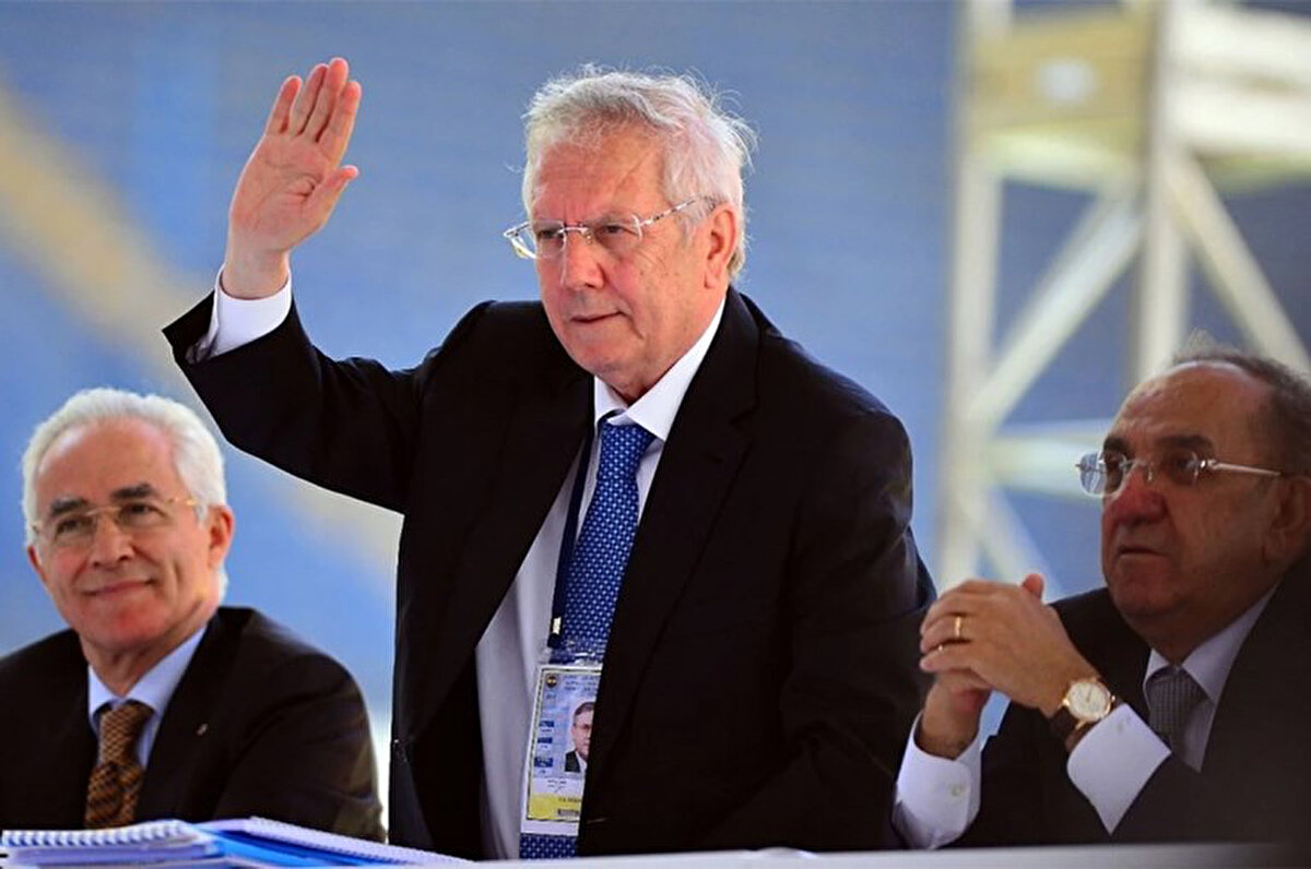 An itibarıyla olağanüstü kongreyi gerektirecek bir durum olmadığını aktaran Özbağı, "Ancak taraftar baskısı olursa olağanüstü kongre düşünülebilir. Şu anda öyle bir ortam yok. Eğer kongreye gidilirse başkan adayları çıkar ve o zaman doğru bir zamanlama olur. Bu benim kendi görüşüm. Aziz Yıldırım ne düşünür bilemiyorum" ifadelerini kullandı.<br>