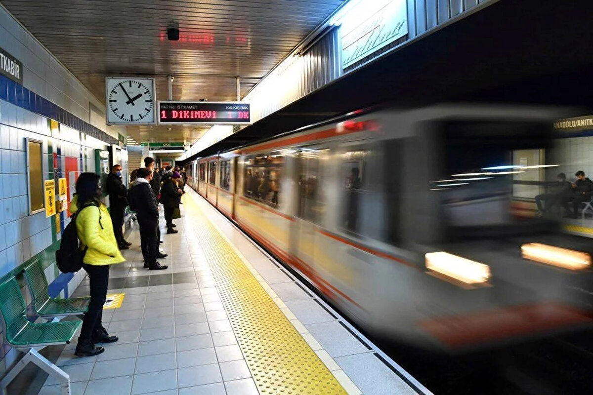 1 MAYIS VE 19 MAYIS'TA TOPLU TAŞIMA ÜCRETSİZ Mİ?<br>26 Nisan tarihli Resmi Gazete'de yer alan bilgiye göre; 1 Mayıs Perşembe Emek ve Dayanışma Günü ile 19 Mayıs Pazartesi Atatürk'ü Anma Gençlik ve Spor Bayramı'nda Başkentray, Marmaray, İZBAN, Sirkeci-Kazlıçeşme Raylı Sistem Hattı ve Gayrettepe-İstanbul Havalimanı-Arnavutköy Metro Hattı ücretsiz hizmet verecek.<br><br>