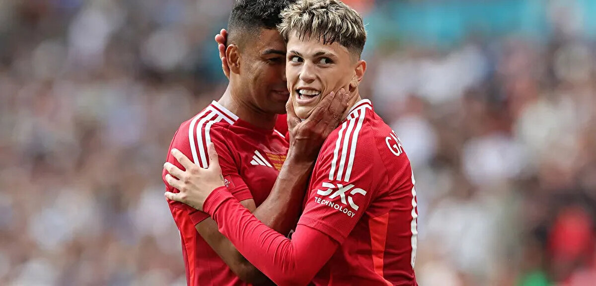 10-) Manchester United<br>694.25 mil. €