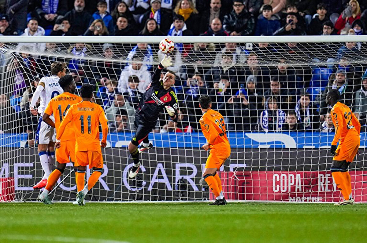 Haberde Lunin'in durumunun gelecek teknik direktöre göre değişebileceği ancak Real Madrid'de birinci kaleci olma ihtimalinin imkansıza yakın olduğu kaydedildi.<br>