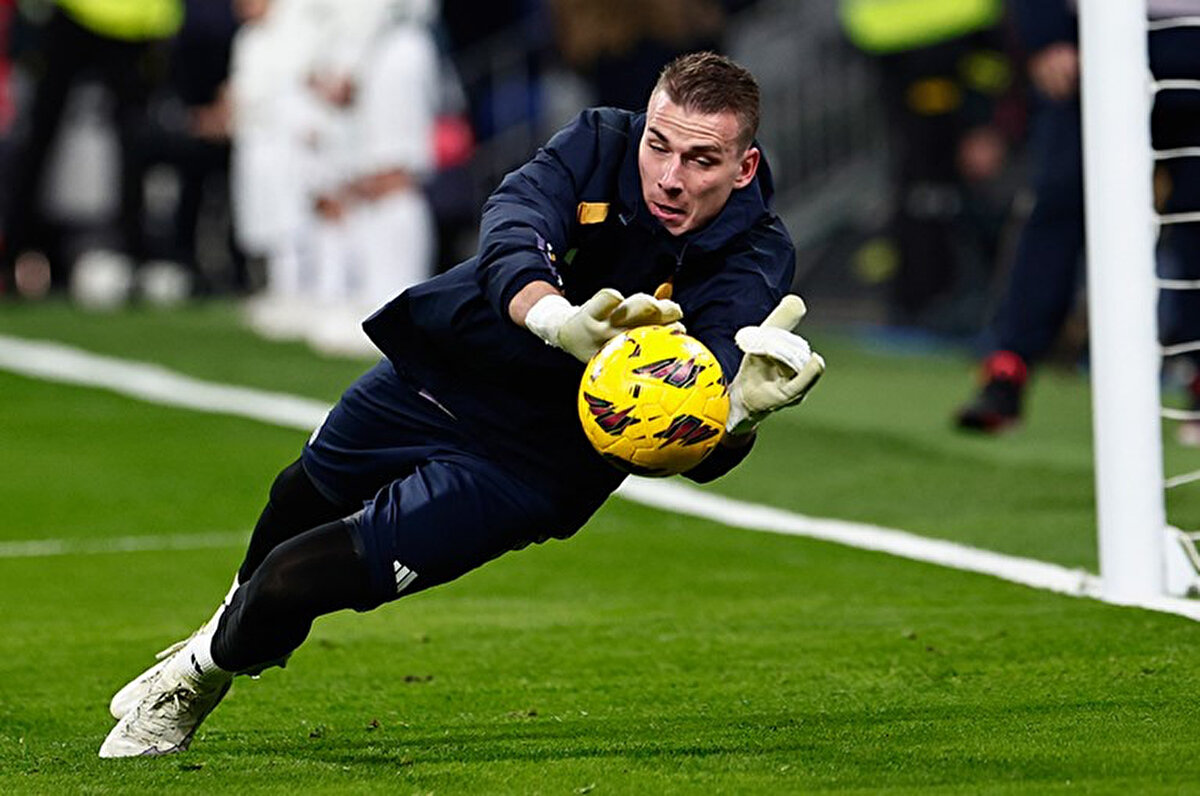 Mendes'in Real Madrid yönetimiyle genç kalecinin durumunu değerlendirdiği ve gelen teklifleri aktardığı ifade edildi. "Sezon boyunca Lunin'in transferi için en ısrarcı kulüplerden biri Galatasaray'dı" ifadelerine yer verilen haberde henüz herhangi bir anlaşma olmadığı vurgulandı.<br>