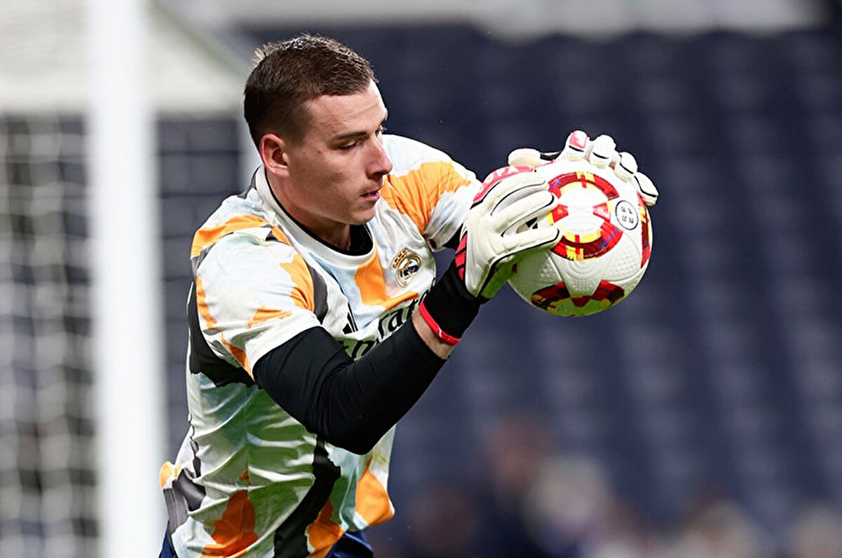 Sezon sonunda sözleşmesi bitecek Fernando Muslera'nın yerine geçebilecek isimleri değerlendiren Galatasaray'da listede bulunan kalecilerden biri Andriy Lunin. Marca'da yer alan haberde sözleşmesi geçen sezon uzatılan Lunin'in menajeri Jorge Mendes'in kulüp yetkilileriyle oyuncusunun geleceğini görüştüğü belirtildi.<br>