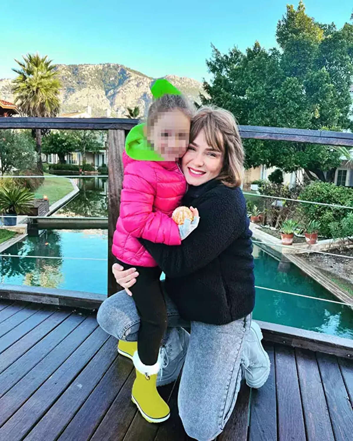 Nazlı Zeynep A., Ramazan Bayramı'nın 2'nci günü, Fethiye Adli Destek ve Mağdur Hizmetleri Müdürlüğü tarafından belirlenen görüşme yerine kızını götürdüğünde, babasının olmadığını gördü. Nazlı Zeynep A., B.C.A.'nın, annesinin kızını görüş saatinde getirmediği yönünde tutanak tutturup, şikayette bulunduğunu öğrendi.