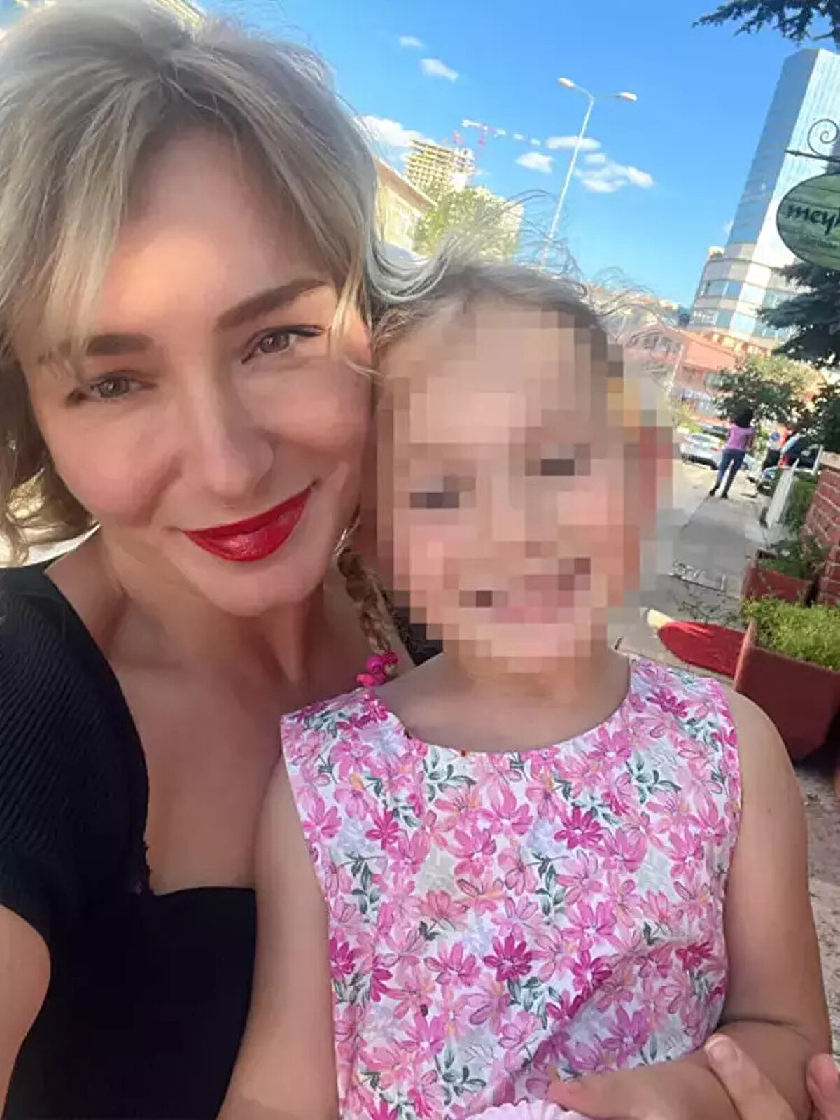 Mahkemenin kararına itiraz<br><br>Fethiye 1'inci Aile Mahkemesi de şikayet üzerine, Fethiye Adli Destek ve Mağdur Hizmetleri Müdürlüğü'nce çocuğu istenilen yer ve tarihte hazır etmesi için usulüne uygun bildirimde bulunulmasına rağmen buna uymadığı gerekçesiyle Nazlı Zeynep A.'ya 3 gün zorlama hapis cezası verilmesine hükmetti. Kararda, "Çocuk teslimine ilişkin ara karara ve velayet düzenlemesine aykırı davranan davalı tarafın 3 gün hapis cezası ile cezalandırılmasına karar verildi" denildi.<br><br>Nazlı Zeynep A., görüş günlerinde normalde 09.00'da kızını teslim ettiğini, o gün Fethiye Adli Destek ve Mağdur Hizmetleri Müdürlüğü’nden arayan görevlinin görüş saatini 10.00 olarak bildirdiğini ileri sürerek, karara itiraz için işlemleri başlattı.