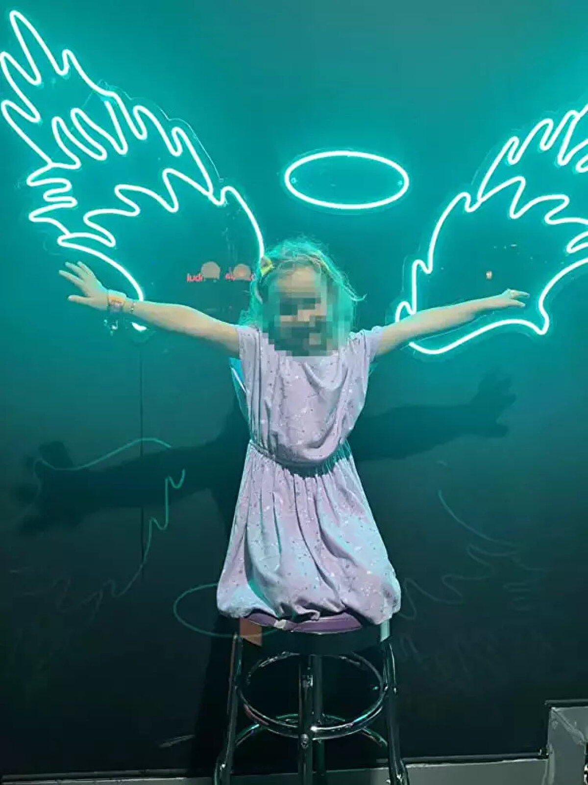 Nazlı Zeynep A., eşiyle boşanma süreci devam ederken mahkemenin kızlarının geçici velayetini önce kendisine verdiğini; ancak kızının çok önemli sebeplerden dolayı babasını görmek istemediğini, bu yüzden de kızını geçmişte zaman zaman babasına teslim etmediğini, bunun sonucunda çocuk teslimine mukavemet ile ilişkili davalarda hapis cezası aldığını, geçici velayetin bir süre babaya devredildiğini söyledi. Nazlı Zeynep A., son olarak 6 Şubat'ta geçici velayetin tekrar kendisine verildiğini ve mahkemenin gözetimli olarak ayda 2 kez babasıyla görüşme yönünde hüküm kurduğunu belirtti.