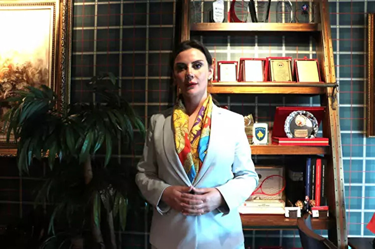 Çocuğun babayla görüşme arzusu hiç yok. Anne tamamen çocuğu babayla görüştürmek için teşvik ediyor ve zorla kaldırıyor, götürüyor. Herhangi bir şekilde mücbir sebeple müvekkil oraya geç gitmiş olabilir. O zaman çocuğunu geç alabilir. Bindiği vasıta kaza yapmış olabilir. Ne yapacağız tutuklayacak mıyız? Bütün bunlara bakmaksızın 'Geliyor musunuz?' diye bir telefon dahi açılmaksızın bir tutanakla müvekkilim 3 günlük disiplin hapsiyle karşı karşıya kalıyor. Müvekkilim aranmamış bile. İlgili personelin araması gerekirdi. Bu hakkaniyete aykırı kararın ve bu ve bunun gibi uygulamaların ivedilikle değiştirilmesi gerektiğini düşünüyoruz" diye konuştu.