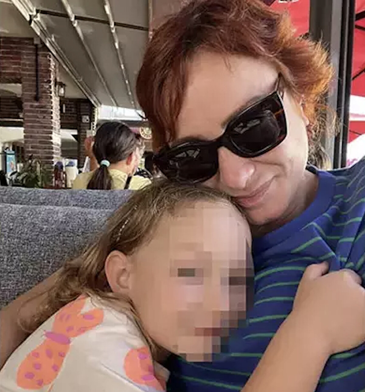 "Bu ceza çocuğuma kesildi"<br><br>Nazlı Zeynep A., "Bu görüşler kolluk kuvveti ve sosyal hizmetler yetkilisi eşliğinde oluyor. Normalde saat 09.00'da teslim ediyorum. O gün Fethiye Adli Destek ve Mağdur Hizmetleri Müdürlüğü’nden arayan görevli görüş saatini 10.00 olarak bildirdi. Biz 09.43'te oradaymışız. Ben tek başına çocuğuna bakan bir anneyim. Yolda çocuğumun başına bir şey gelmiş olabilir, çocuğumun ateşi çıkabilir, çocuğum hastalanabilir. Yani her şey olabilir. Araba arızalanabilir. İnsan bir arayıp, 'Geliyor musunuz gelmiyor musunuz?' diye sorar. Hiç kimse aramıyor, sormuyor. Tutanak tutup, gidiyorlar. Sosyal hizmetler yetkilimiz, onların sosyal hizmetler yetkilisini aradığında gittiklerini öğrendik. Mahkemeye çıktığımda savunmamı yapabilmem için geldiğimize ilişkin görüntü kayıtlarımızı istedik. Benim saat 10.00'da gelmemi söyleyen adli destek yöneticisinin telefon görüşme kayıtlarını talep ettik. Şu anda 3 günlük zorlama hapsi kararı çıkartıldı aleyhimde. 2 haftalık itiraz süresi var ve itirazımızı yapıyoruz. Biz gittik, 1,5 saat çocuğumla birlikte bekledik. Bu bana değil, çocuğuma verilmiş bir ceza. Çok zor bir şekilde elde etmiş olduğum gözetimli görüş hakkımı zora düşürecek hiçbir şey yapmayacağım aşikar."