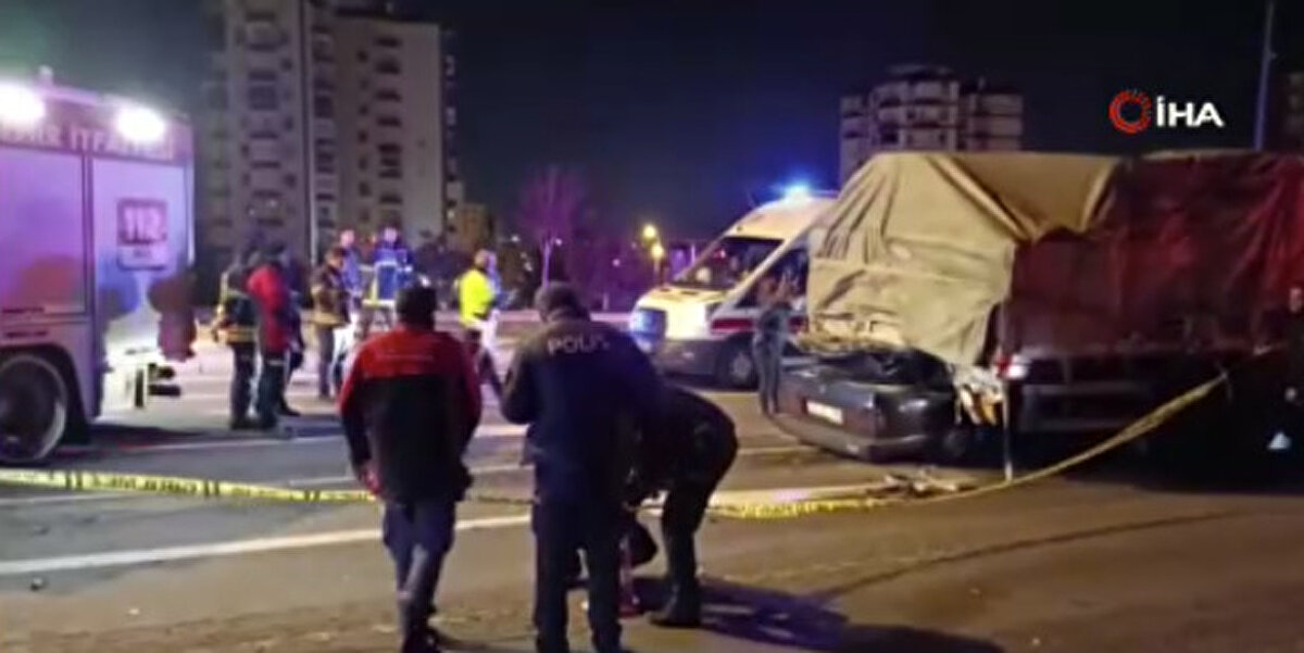 Polis ekipleri yolda güvenlik önlemi alırken, tırın altına giren otomobilde itfaiye ekiplerinin 2 saatlik çalışması sonucu çıkarıldı. Y.Ş.’nin cansız bedeni de yapılan incelemenin ardından hastane morguna kaldırıldı.