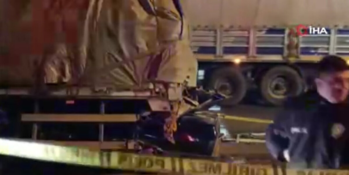 Otomobilin neredeyse tamamı dorsenin altına girmiş ve ezilmişti" dedi.