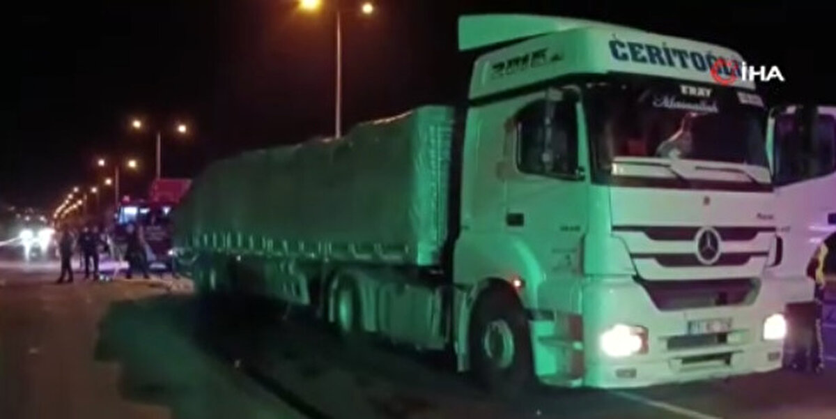 "Lastik patladı zannettim"<br><br>Olay yerinde ekiplere kazanın oluş anını anlatan tır sürücüsü S.A., tırın arka kısmında bir ses duyduğunu ancak bunun lastik patlaması olduğunu zannettiğini söyleyerek, "Işıkların kırmızıya dönmesi ile birlikte yavaşlamaya başladım.