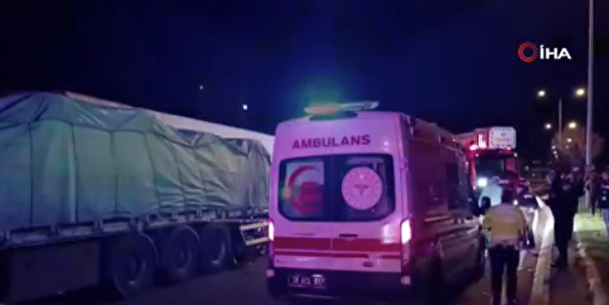 Benimle birlikte kırmızı ışıkta duran bir kamyonet sürücüsü otomobilin çarptığını söyledi. 