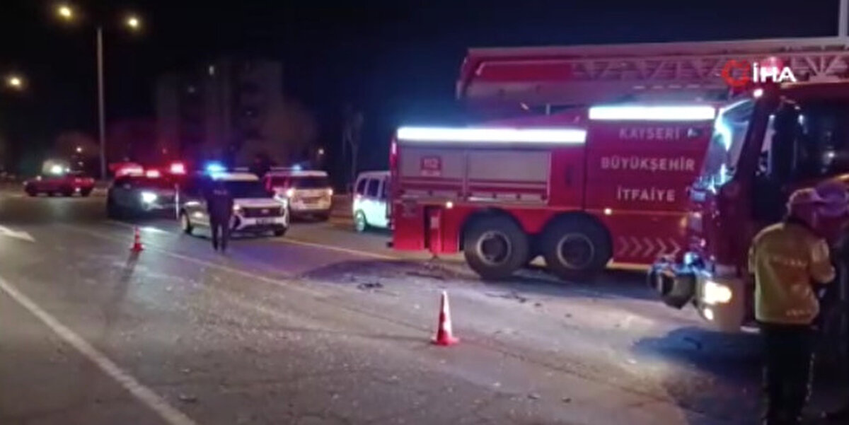 Tırın dorsesinin altına giren kağıt gibi ezilen otomobil tırla birlikte 20 metre sürüklendi. İhbar üzerine bölgeye polis, sağlık ve itfaiye ekipleri sevk edildi. 