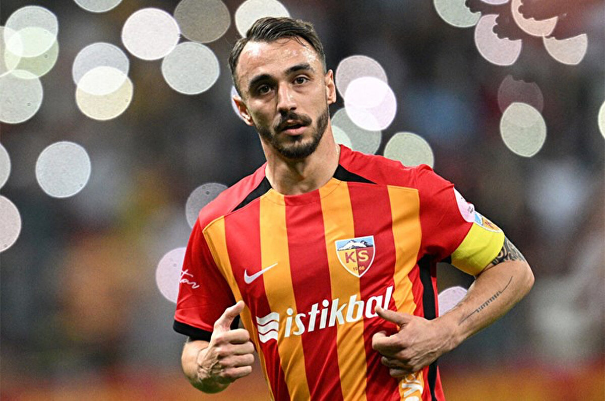 Galatasaray'a transfer olmayı çok istediğini belirten Sazdağı, "Şu anda Galatasaray konuşuluyor, kulübümün menfaatleri doğrultusunda ayrılabilirim. Şehrimize söz verdik. Kayserispor olarak tek hedefimiz ligde kalmak ve gemiyi limana yanaştırmak. Kenar forvet olarak da görev aldığım maçlar oldu. Sağ bekte de sağ kanatta da kendimi iyi hissediyorum. Hangi pozisyonda bana şans verilirse verilsin yüzde yüzümle sahada olmak için çalışıyorum" diyerek sözlerini tamamladı.<br>