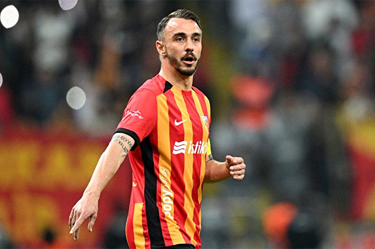 Öncelikle Fenerbahçe maçına değinen Gökhan Sazdağı, "Fenerbahçe maçında 3 asist yaptım ve kariyerimde bir ilki yaşadım. Ben de iyi günümdeydim ve boşlukları iyi değerlendirdim. Süper Lig’de İki önemli camianın şampiyonluk çekişmesi var. Fenerbahçe bizim maçımızda 2 puan kaybetti ve yarışta yara aldı" ifadelerini kullandı.<br>